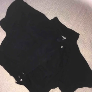  - Tröja/kofta i storlek Small.  • Köparen står för frakt!