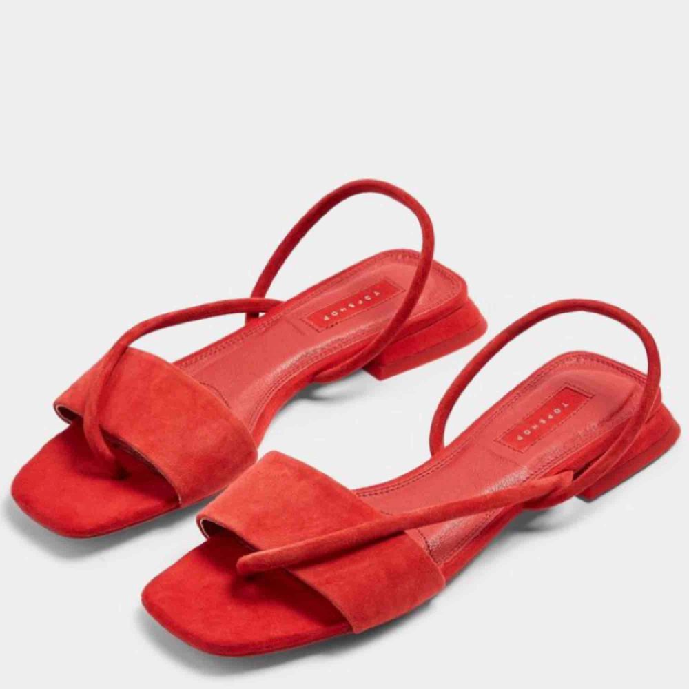 Röda sandaler i typ mockaimitations | Plick Second Hand