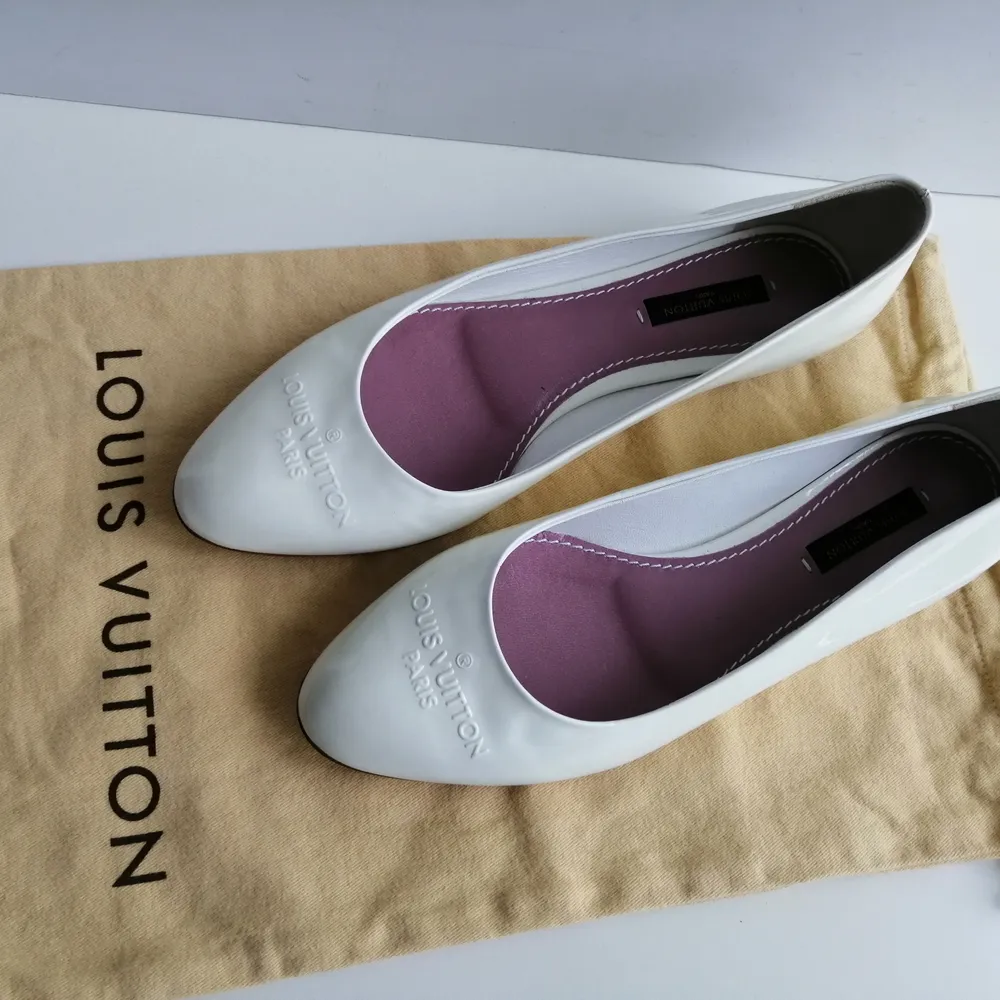 Ballerinas is new, worn once, Come with dustbag,       100%authentic, size 36.5, insole 23.5cm, write me for more info 🙂. Skor.
