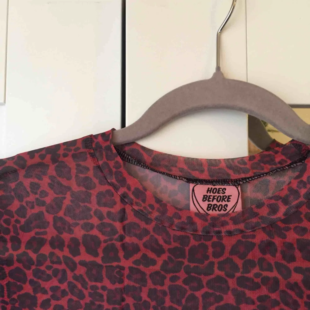 Röd leopardklänning i mesh-tyg från Dolls Kill. Samma som den på första bilden fast röd och inte rosa. Nyskick. Kan frakta eller mötas upp i Stockholm.. Klänningar.