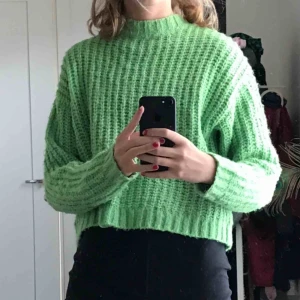  - En grön stickad tröja från Bershka💚 Superfin! Bild 2 visar mer hur plaggets färg ser ut i verkligheten