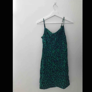  - En svinsnygg klänning i blått och grönt leopard-print! Köpt på bershka i Frankrike