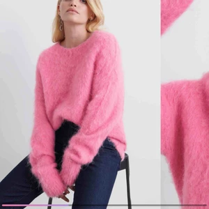  - Otroligt mjuk och härlig stickad tröja i alpackagarn av hög kvalitet. Rund hals och ribbstickade muddar. Den är använd 1 gång på julafton! Super super mysig men kommer inte till användning då jag har 2 stycken!  Nypris: 749kr