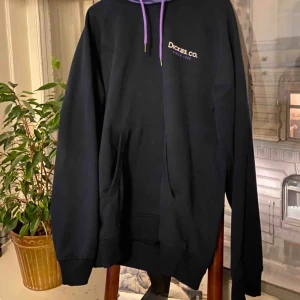  - Super snygg dickies hoodie med lila hoodie  Boxig fit och passar med allt!💦