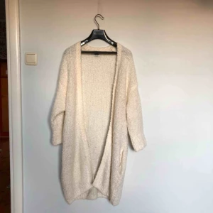  - Mysig lång kofta från weekday. Är storlek XS men är oversized så passar säkert minst upp till M. Har två stora fickor. Sparsamt använd.   Köparen betalar frakt, alt upphämtning i Gävle eller Uppsala! 