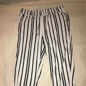  - Byxor köpt från New Yorker. Lite genomskinligt. Priset kan diskuteras :)