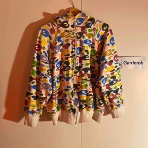  - Vintage bape/baby milo full zipup. Cirka 20 år, i bra skick med nån enstaka fläck, syns knappt då den är så färgglad. För fler bilder på t.ex tags osv är det bara att skriva!💅 Möts i Sthlm annars står köpare för frakt. Öppen till frågor & bud