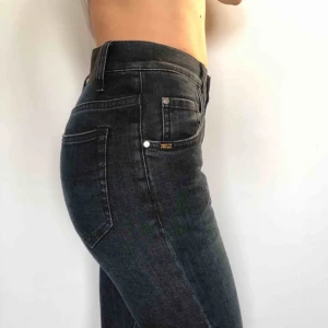  - Jeans med hög midja (Tiger modell Kelly). Mörkblå lite åt det gråa hållet. Står 27/32 men är inte så stretchiga så tycker de är mer som 25-26, i det minsta laget för mig som är 26-27.  Köparen betalar frakt, alt upphämtning i Gävle eller Uppsala! 