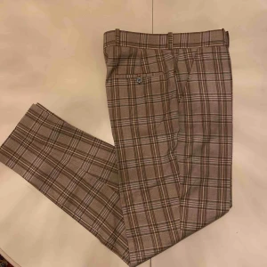  - Säljer dessa snygga kostymbyxor som är använda max 5 gånger. Dom är skräddarsydda efter mina mått men skulle säga att dom är 31 i midjan och 32 i längden, sjukt snygga till sommaren!🪐
