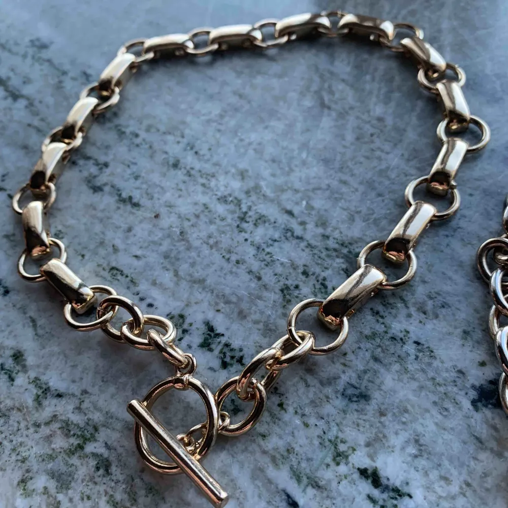 Halsband, köpta ihop för 200kr, funkar även separat. 50kr styck. Kan skicka mått eller bild på vid intresse. Vänstra halsbandet sålt!. Accessoarer.