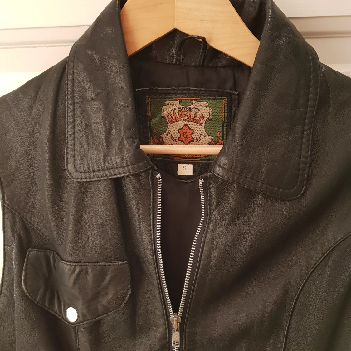 Skinnväst med silverdetaljer