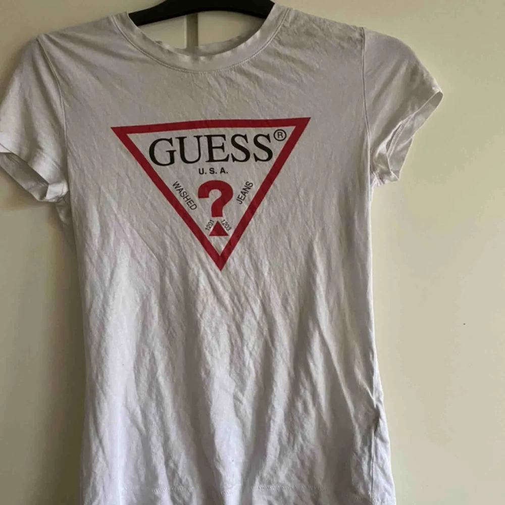 Äkta guess tshirt och säljs endast för 70kr!!🤯70+ 40 om man inte möts upp i Gbg! Allt tvättas och stryks innan vi skicka iväg!🦋. T-shirts.