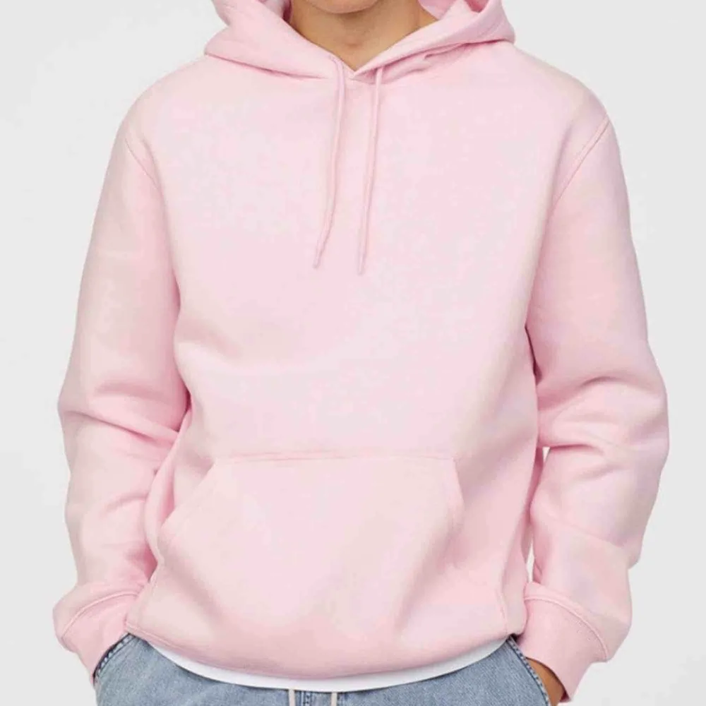 Jättefin röda hoodie från H&M 💞 välanvänd med har inga skador eller liknande ☺️ 100kr + 72kr frakt . Hoodies.