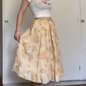  - Feett fin kjol med rosor på. ”Stängs” med både dragkedja och snöre, så den kan bli nästan hur liten som helst i midjan, fast storleken som står i är 44. Skriv för mått o fler bilder <3