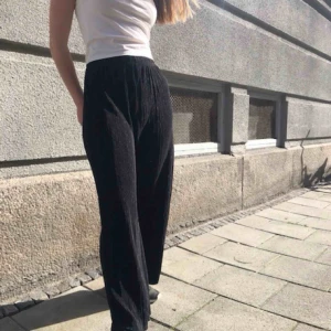  - Svarta plisserade byxor. Fint skick. Kund står för frakt.