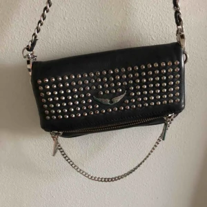  - Zadig Voltaire väska, “ROCK SPIKE NANO” . Nypris 2500. 