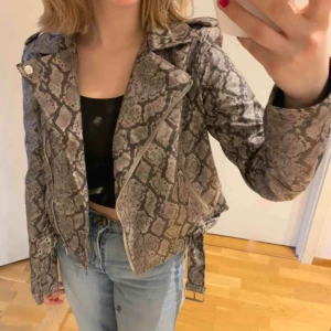 - Denna nyköpta fejk ormskinnjackan i storlek L men passar också som S. Väldigt fin och skön men har aldrig kommit till användning. Den har även kvar prislappen och allt.