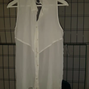 Vit topp - Vit topp med öppen rygg 