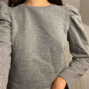  - Tröja med puffärmar från ZARA || grå mönstrad || aldrig använd köpt i januari utomlands || säljer för 120kr + frakt 🤎