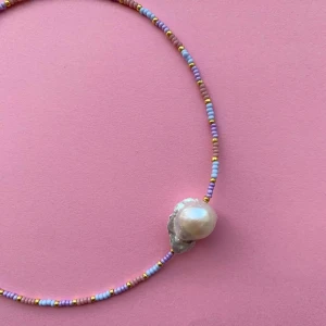 Handgjorda smycken  - Säljer jättefina handgjorda smycken. Kontakta mig för egen beställning.  Armband: 30kr Halsband: 60kr örhängen: 20kr 