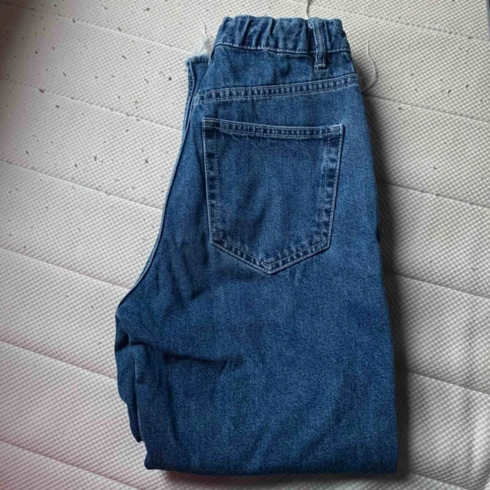 Mörkblå jeans , bra skick. Extra hög midja. Lite för långa för mig som är runt 150 cm💞 köpare står för frakt. Jeans & Byxor.