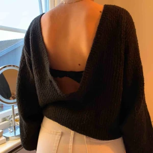  - Tjocktröja som är superfin i ryggen! Från Linn Ahlborgs kollektion med nakd. Nästan helt slutsåld på hemsidan och är använd Max 5 ggr