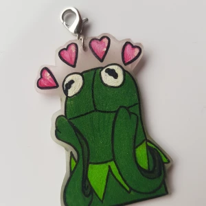 Kermit berlock - Berlock gjord i krympplast ca 5cm lång. Pris plus frakt. Skriv privat om du har egna önskemål till en berlock så kanske jag kan göra den💖