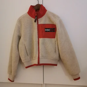 Tommy Hilfigher-jacka i teddy  - Säljer min fina Tommy-jacka! Storlek är xs och den är i mycket fint skick, säljer den för att jag nästan aldrig använder den och känner att den behövde få komma till ett hem där den blir uppskattad som den förtjänar!! köparen står för frakt, finns i sthlm