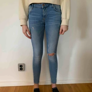  - Jeans från zara i stl 38. Köparen står för frakten men kan mötas upp i Helsingborg.