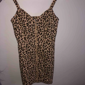  - Helt ny leopard klänning, formar kroppen väldigt fint