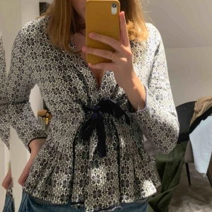  - Fin och söt kofta från Tessie också om jag inte minns fel. Storlek XS och är superskön. Använd några fåtal gånger men ändå jättefint skick. Köparen står för frakten om det skulle behövas💗💗