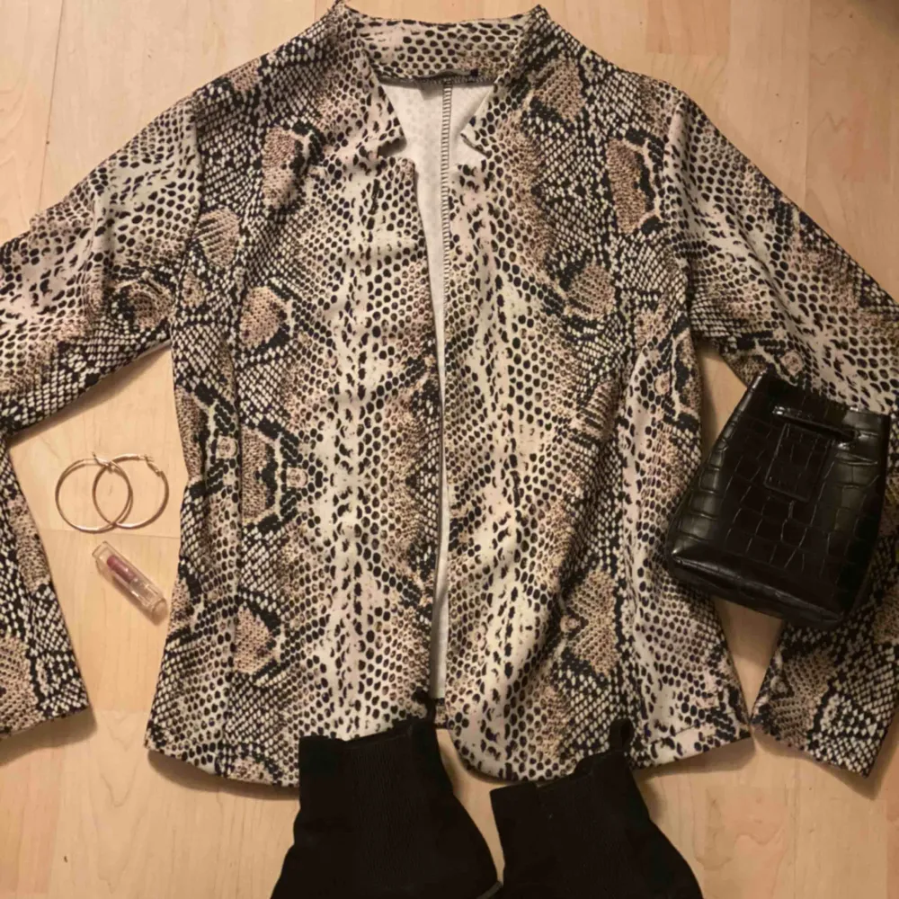 Snake print blazer  Size 34 EU  Fits many occasions (party, evenings, meetings)  Spring wear and smooth material . Jackor.