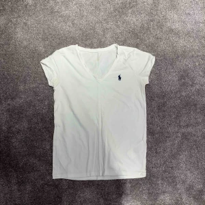  - Ralph Lauren t-shirt som jag inte kan se storleken på då det gott bort men skulle säga en XS eller S. Säljer då den är för liten för mig. Den är i fint skick. Kan skicka fler bilder vid intresse. Fraktar men då betalar köparen för det💓💓