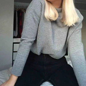  - Jättebekväm grå långärmad tröja i lite tjockare material, utstrålar den inte lite business?? Möts upp i Umeå, annars tillkommer frakt.