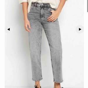 Snygga mom jeans från lindex, säljer pga tröttnat på de. I jättefint skick använda ca 3 gånger. Köparen står för frakt och emballaget😆