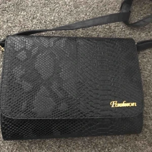  - Fake krokodil väska, man kan ändra på längden av repet, jätte fin mörk blå färg, skickar flera bilder om du är intresserad🥰