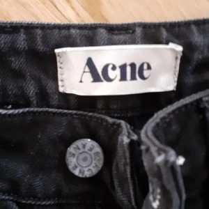 Acne jeans  - Acne high waist skinny leg svarta st 25 Nypris 1300 sek  säljes för 250 sek finns i Bromma byxorna är i mitten på bild 2