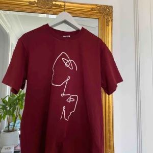  - Cool T-shirt från zara man, nästan helt oanvänd i väldigt bra skick. Tröjan är storlek S men sitter oversize då den är från killavdelningen. Skriv gärna för fler bilder eller frågor. Frakt tillkommer om inte annat har bestämts. 