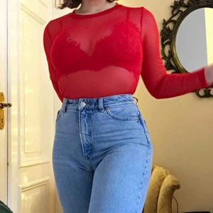  - Röd mesh top från monki, endast använd fåtal gånger❤️frakt: 39 kr, totalpris: 119 kr
