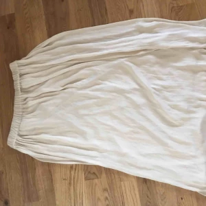  - Lång plisserad kjol i jätteskönt material! Crémevit/beige och i strl 40 men passar en 38:a också 59kr exkl. frakt 