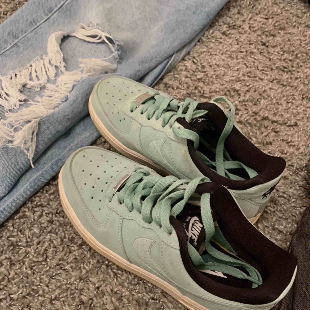 Säljer mina mintgröna air force 1 då de är för små för mig. Fint skick, använda ca. 5 ggr. De är i mocka och Nike märket är i ”ormskinn” . Sista bilden visar fel färg, de är mer åt de gröna hållet som på den första bilden. De är så coola och unika BUDA! . Skor.