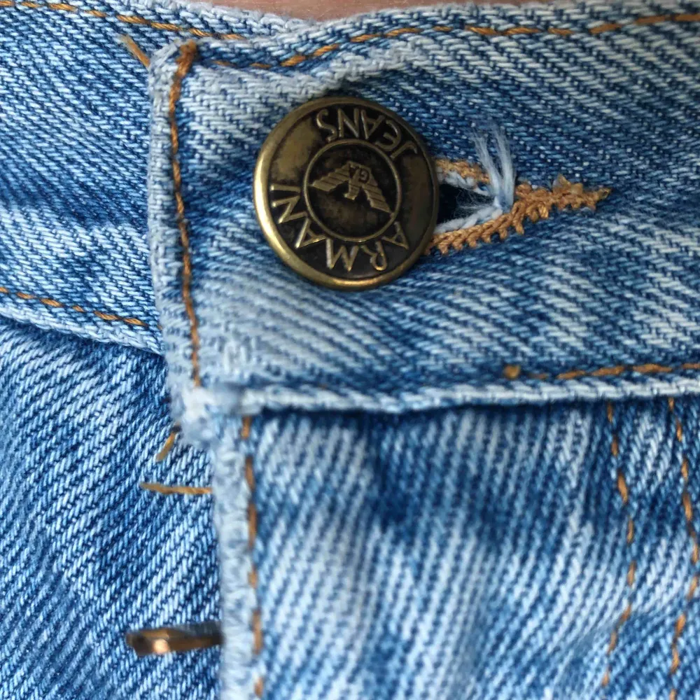 Supersnygga retro armani jeans. Toppskick i storlek 29, dock är det i italiensk storlek och motsvarar ~27. De är äkta men dock retro och därav det billiga priset😋. Jeans & Byxor.