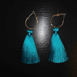  - Turkosa tofsar på guldiga ringar. Aldrig använda. 