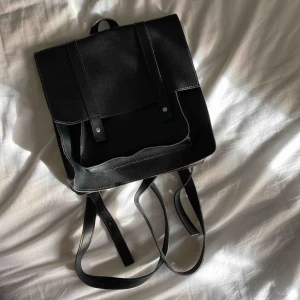  - Ryggsäck från Forever 21, använd fåtal gånger och i fint skick. Vid frakt står köparen för fraktkostnaden.