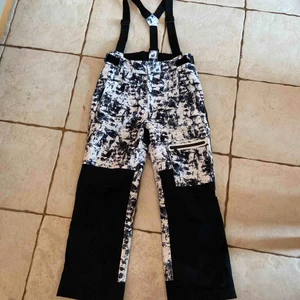  - Använd 4-5 gånger normal pris 599kr inga fläckar eller nått på byxan det går att ta bort hängslena PS frakt tillkommer 30-40kr