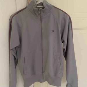  - Fin retro fred Perry kofta, ljuslila färg. Fint skick.  Märkt med storlek 40 men skulle säga att den passar allt från 36-40. 