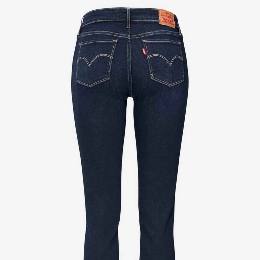 Säljer dessa bootcut jeans från levis då de är för små. De är i storlek 25 = en liten S eller en vanlig xs. Stretchiga och snygga. Färg = svart. Köparen står för frakten (65kr). Jeans & Byxor.