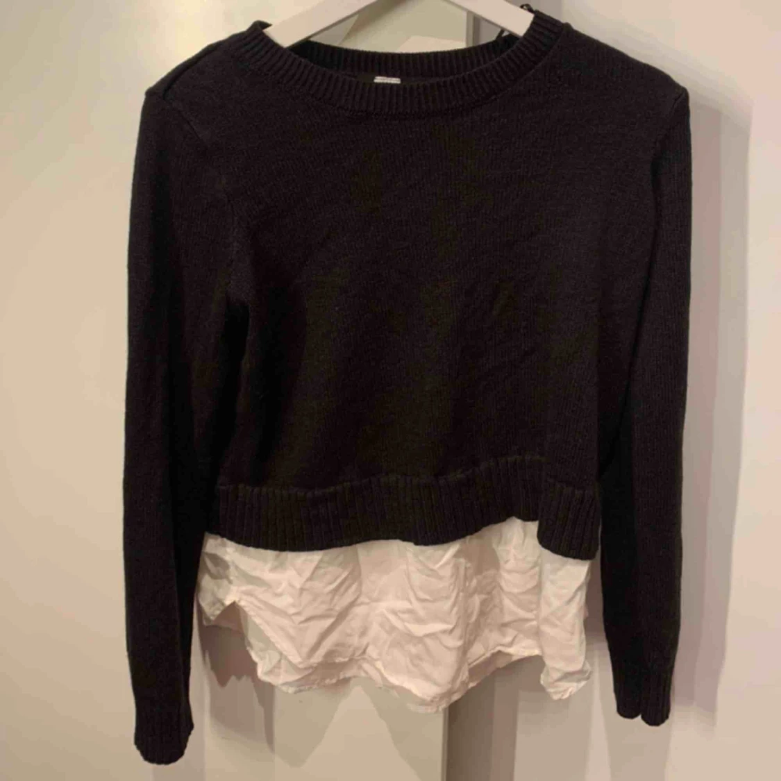 Stickad tröja med skjorta under till - 90