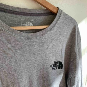  - En north face longsleeve med större tryck på ryggen! Använd fåtal gånger, fint skick!