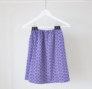  - Snygg mönstrad kjol, omsydd från en klänning från Urban Outfitters renewal-del. Stretchig midja